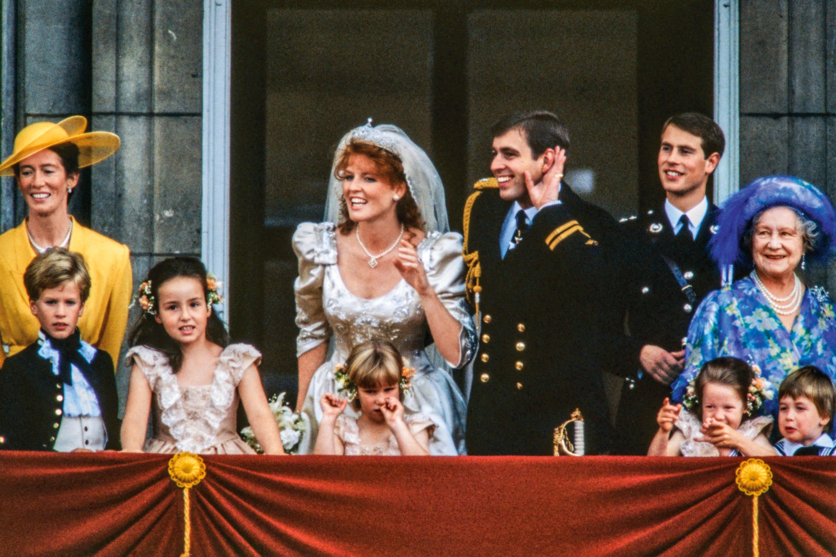 Londres, 23 de julio de 1986. Los duques de York bromean con la multitud que les pide un beso tras su boda. La fiebre de los británicos por Fergie incluso impulsó un alza en la bolsa.
