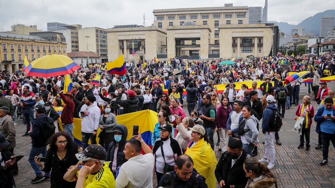 Por medio de redes sociales y con el #ALaCalle22A, diferentes ciudadanos en algunas partes del país reportaron su manifestación pública en las calles.