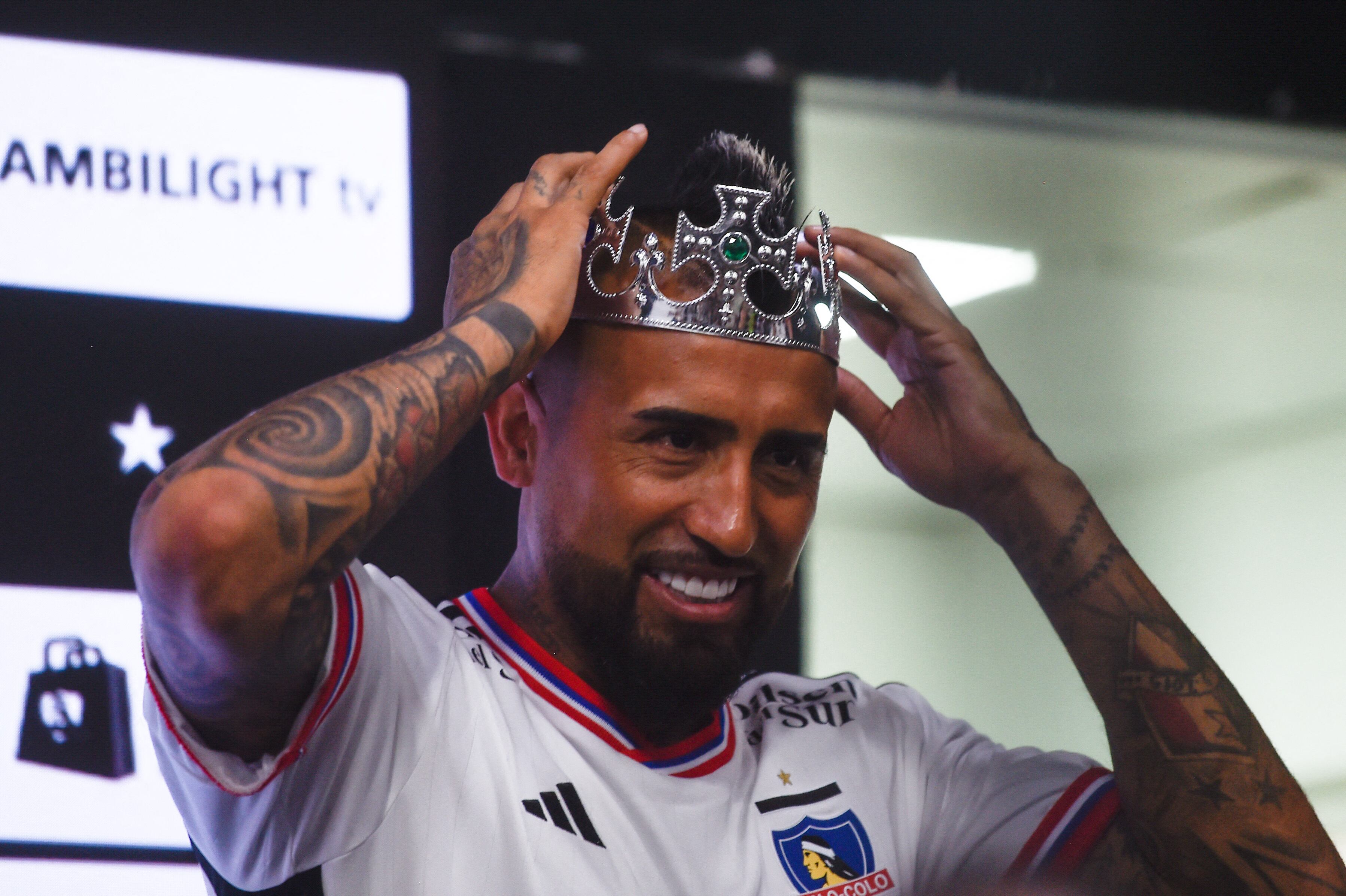 El futbolista chileno, Arturo Vidal, fue presentado ante la prensa como nuevo jugador de Colo Colo.