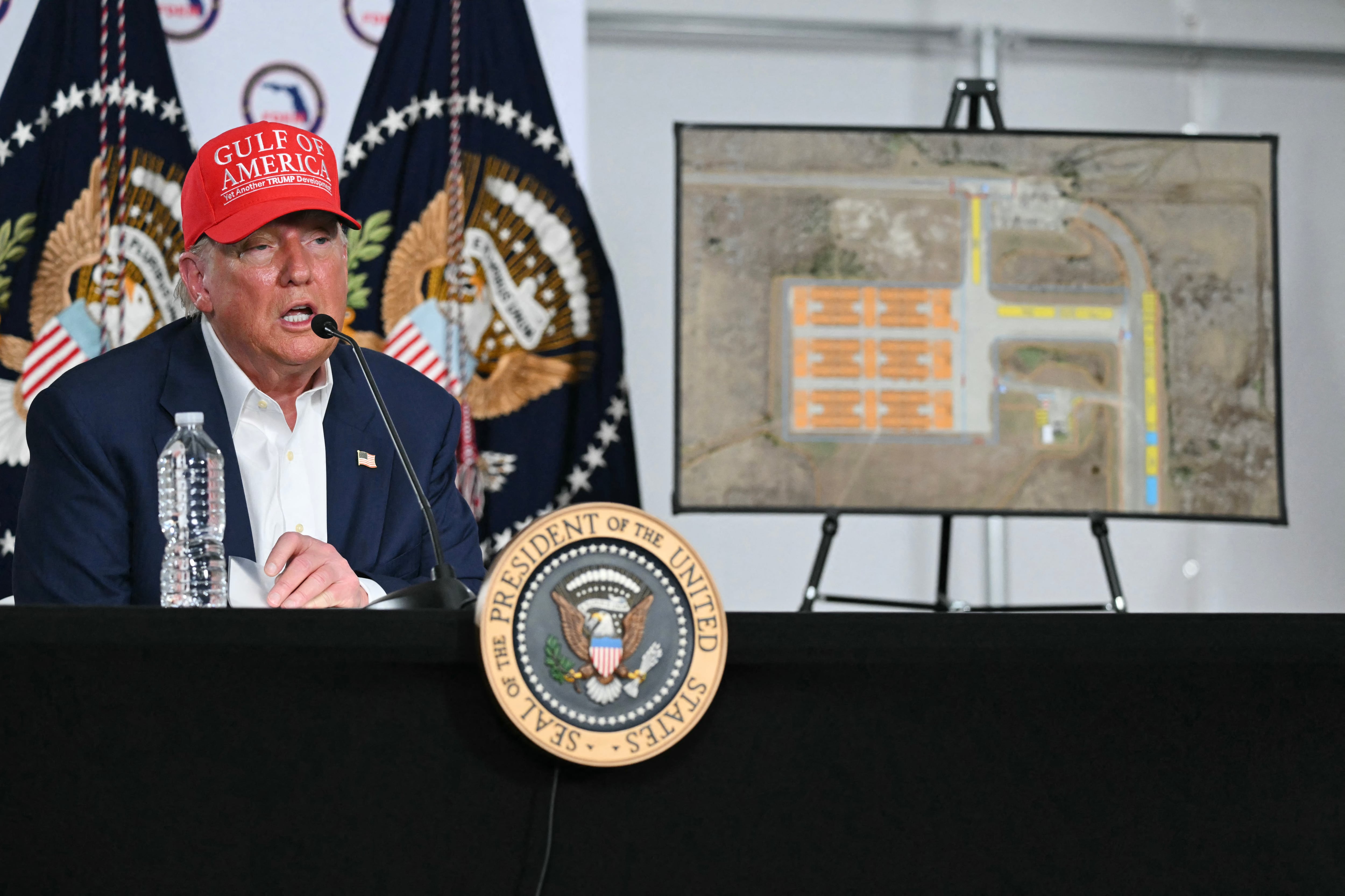 El presidente de Estados Unidos, Donald Trump, habla tras visitar el centro de detención de migrantes del "Alcatraz de los caimanes".