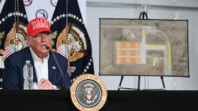 El presidente de Estados Unidos, Donald Trump, habla tras visitar el centro de detención de migrantes del "Alcatraz de los caimanes".