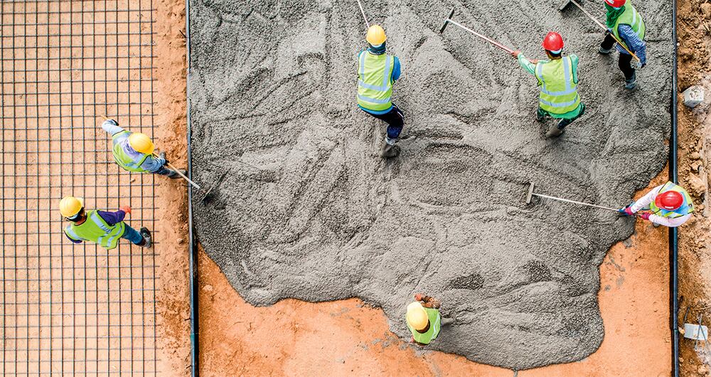 La prima es una prestación social equivalente a 15 días de salario por semestre trabajado.