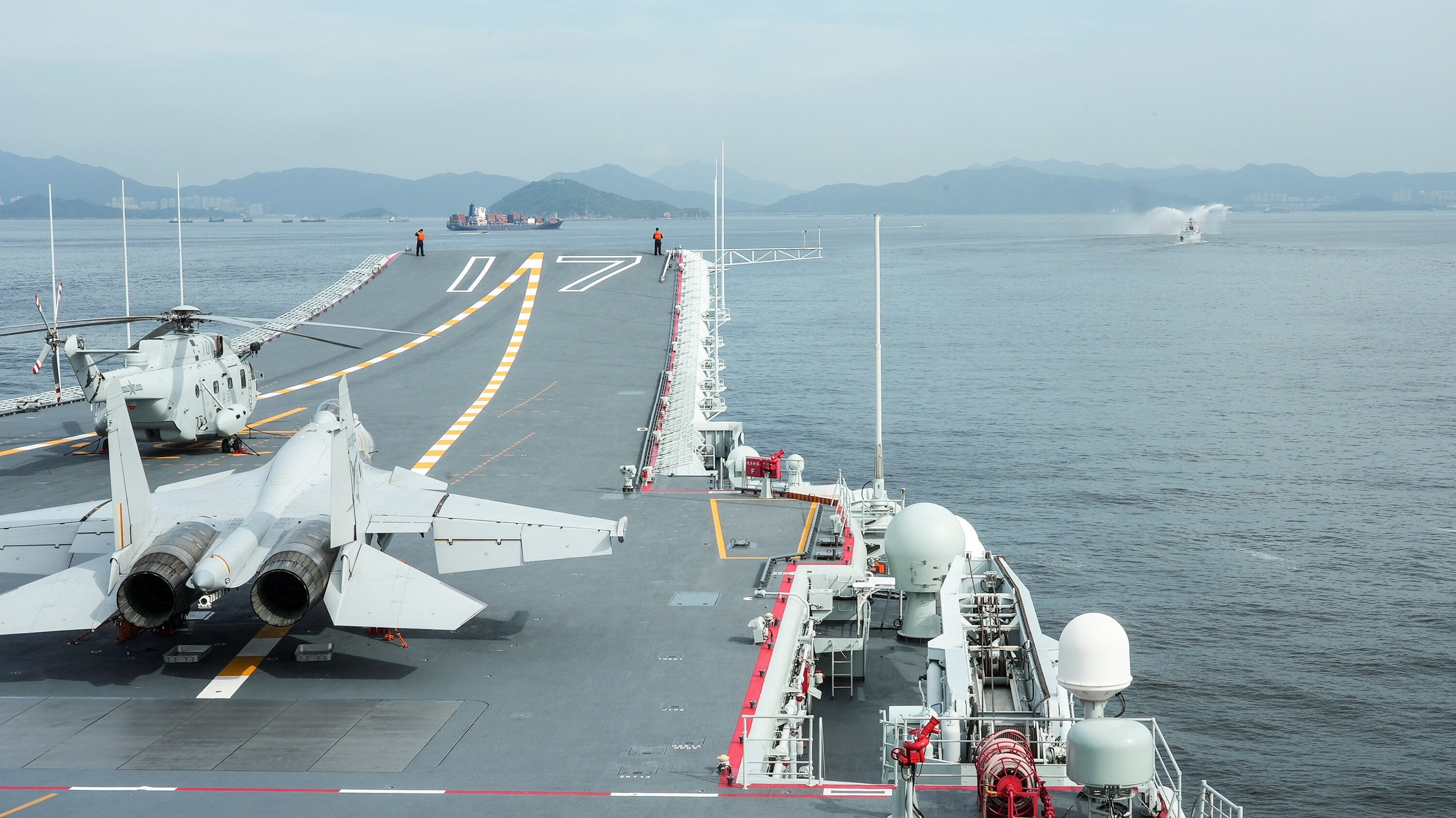 Un barco de bomberos del gobierno de la Región Administrativa Especial de Hong Kong realizó una ceremonia de bienvenida a la flota de la Armada del Ejército Popular de Liberación de China (EPL)