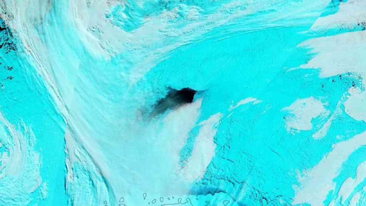 Dos grandes polinias o agujeros en el hielo fueron detectados en el Mar de Weddell por la NASA. En la imagen se ve el hallado en 2017, que medía 50.000 km cuadrados. Foto: Nasa