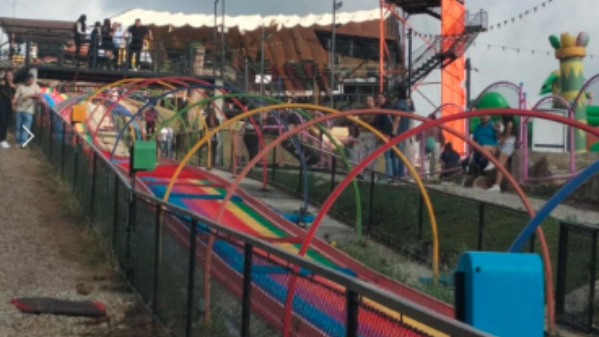 Una mujer habría caído de una de las atracciones del parque, que, según las imágenes difundidas en redes sociales, sería un tobogán.