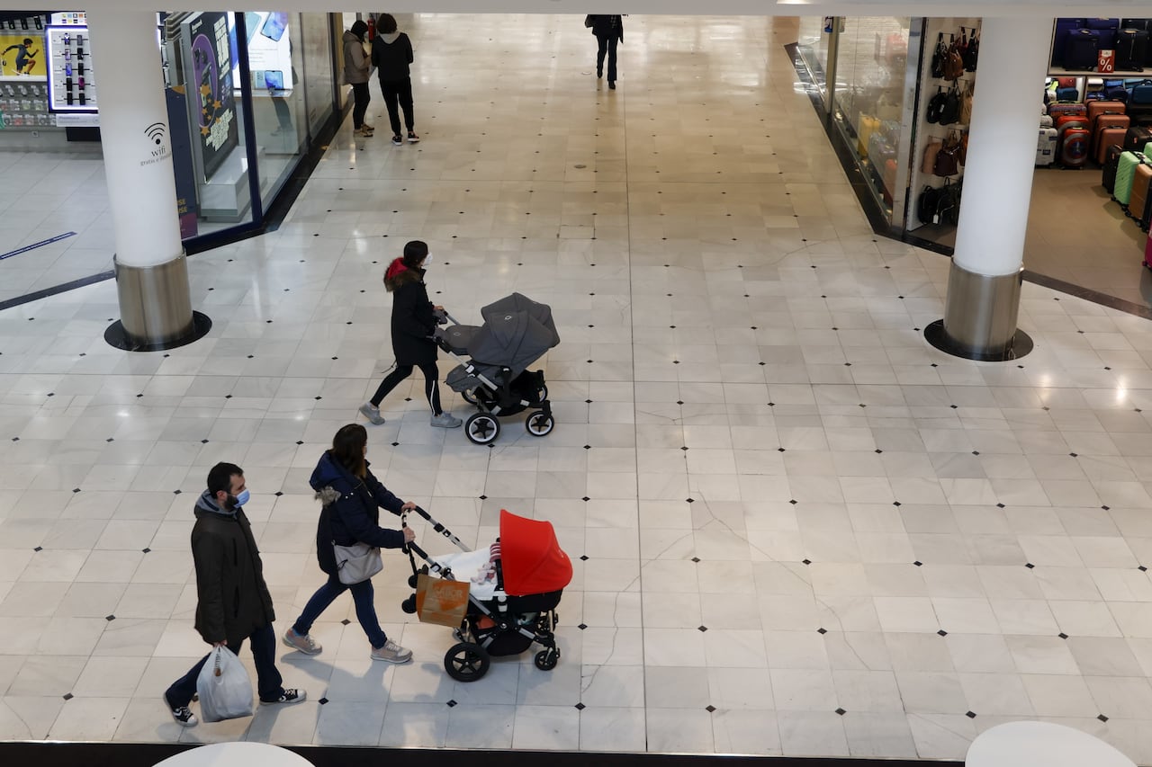 España revoca la obligación del uso de tapabocas en espacios cerrados.