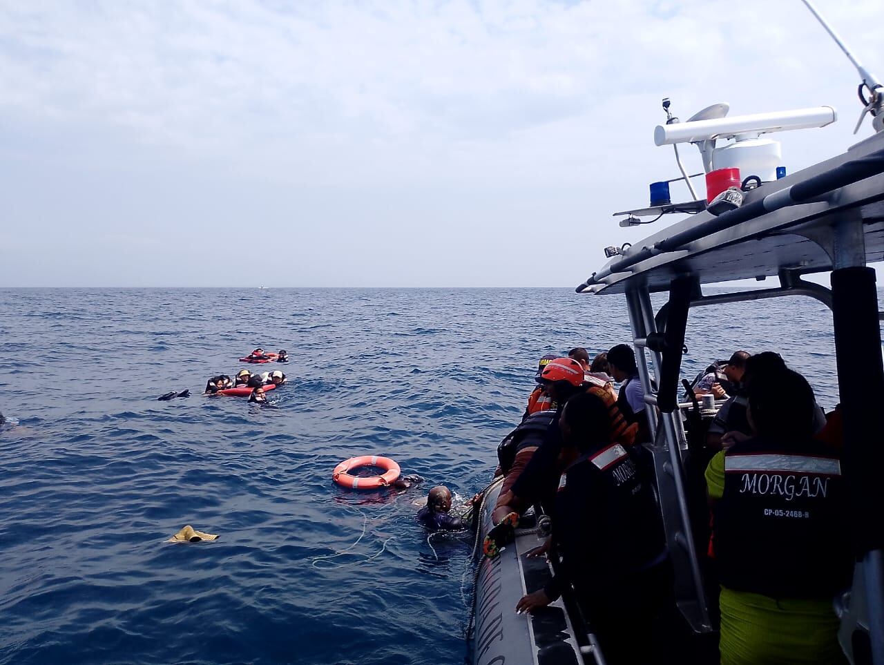 Volcamiento de embarcación en Islas del Rosario: 40 pasajeros rescatados sin víctimas fatales.