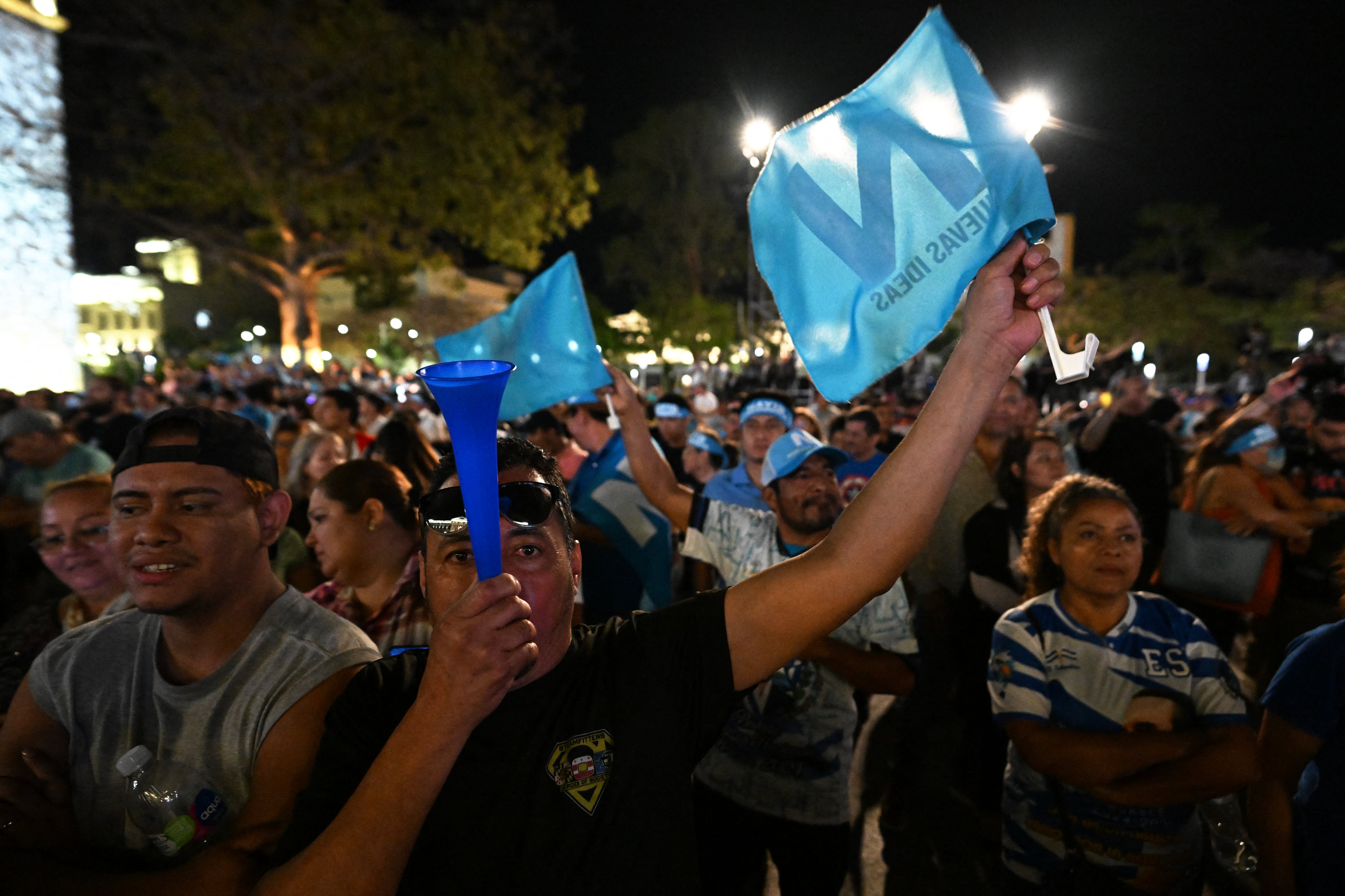 Seguidores de Nayib Bukele esperan el discurso del mandatario frente al Palacio Nacional