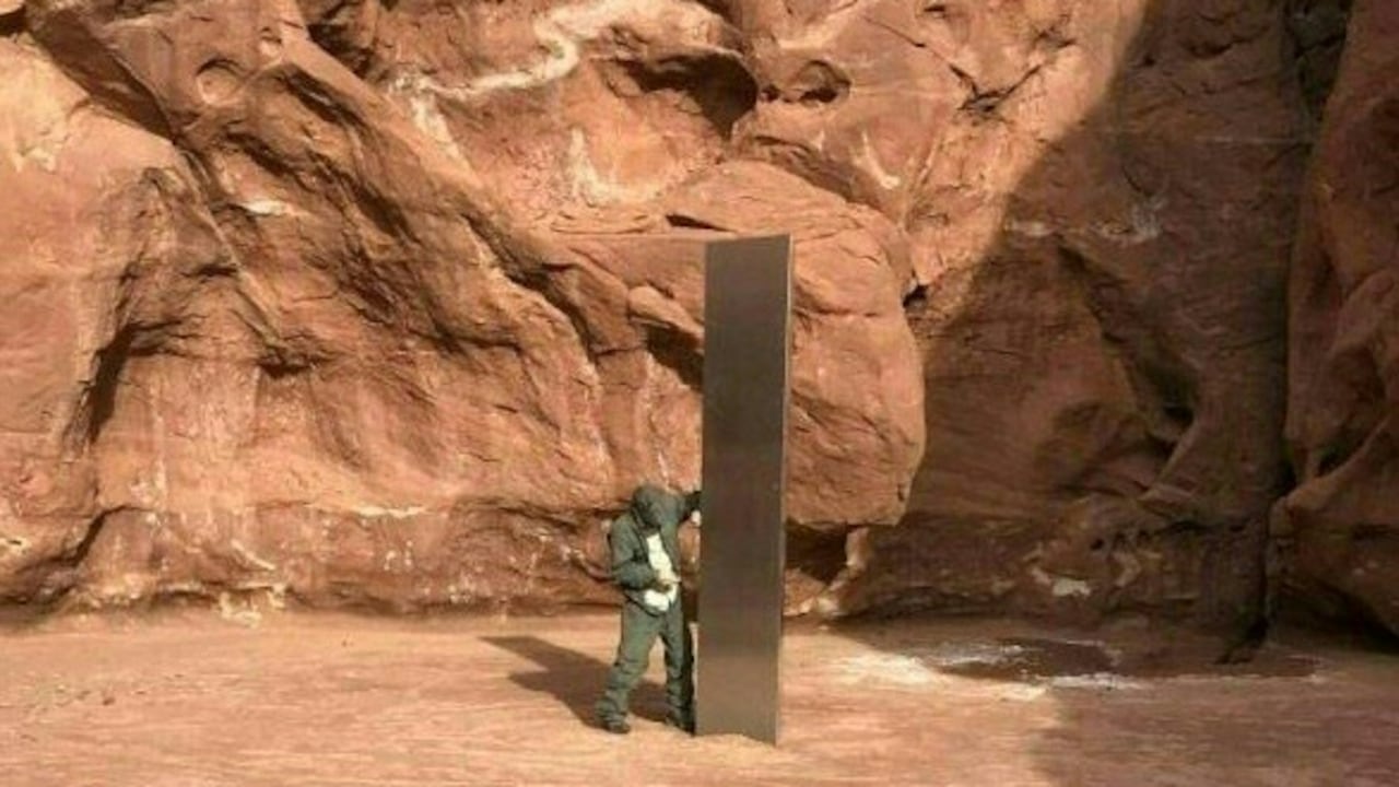 Misterioso "monolito" de metal hallado en un desierto de EE. UU.