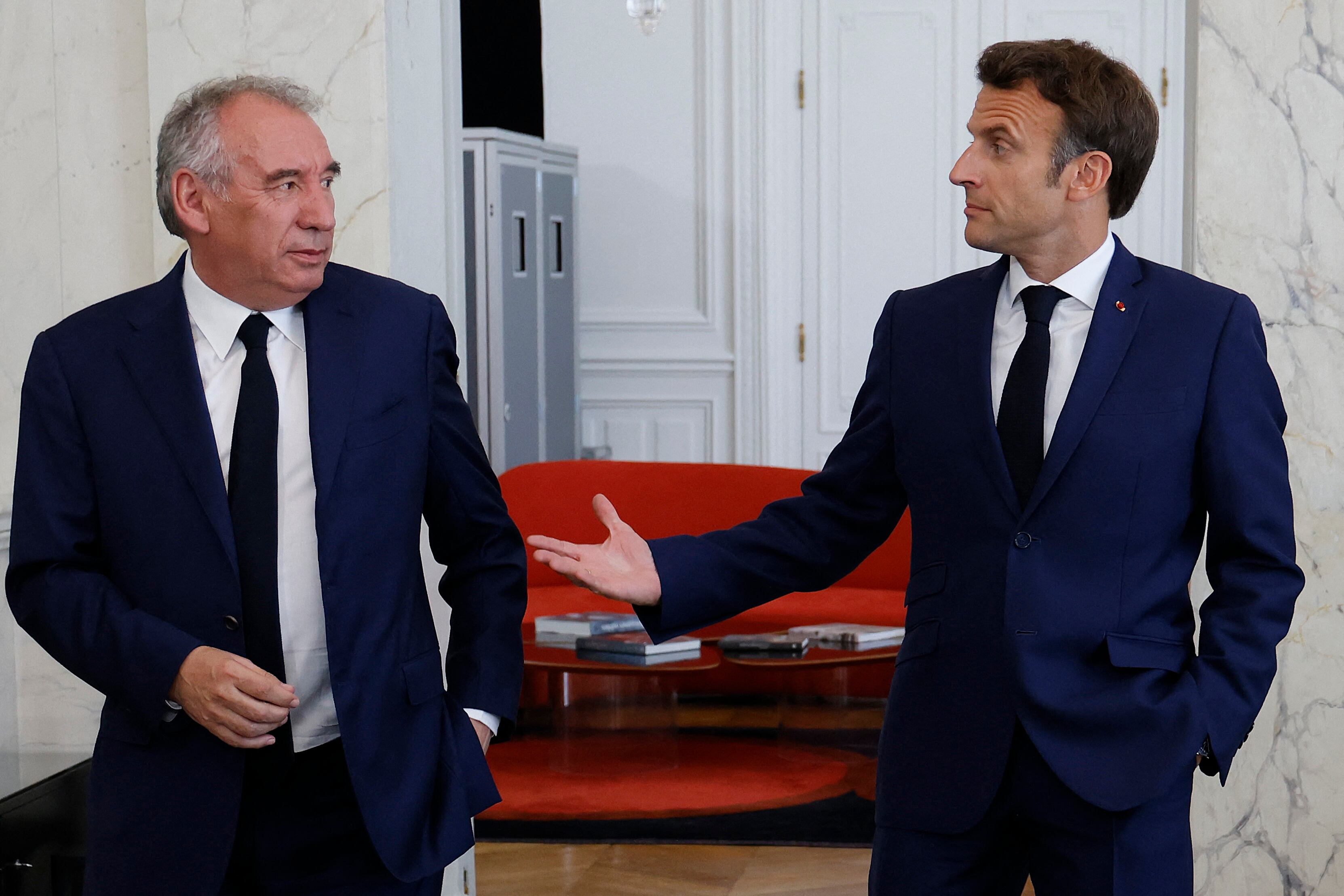El líder del partido centrista Movimiento Democrático (MoDem) de Francia, Francois Bayrou (izq.), mira al presidente de Francia, Emmanuel Macron, después de conversaciones en el Palacio presidencial del Elíseo, en París, el 21 de junio de 2022, dos días después de las elecciones legislativas de Francia.