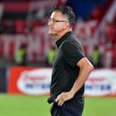 Juan Carlos Osorio, director técnico del América gesticula durante partido por la fecha 15 como parte de la Liga BetPlay