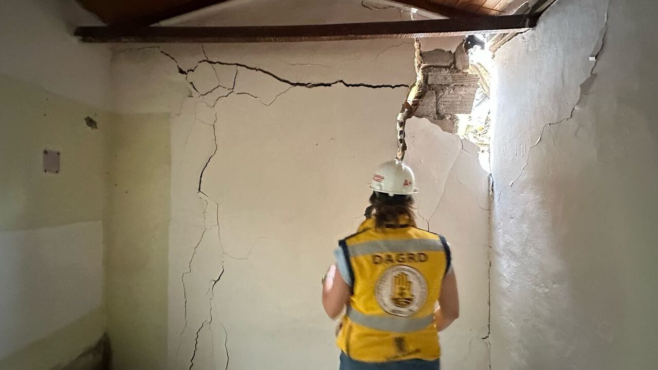 Ordenan evacuar 13 viviendas en el barrio Campo Valdés en Medellín por riesgo de colapso.