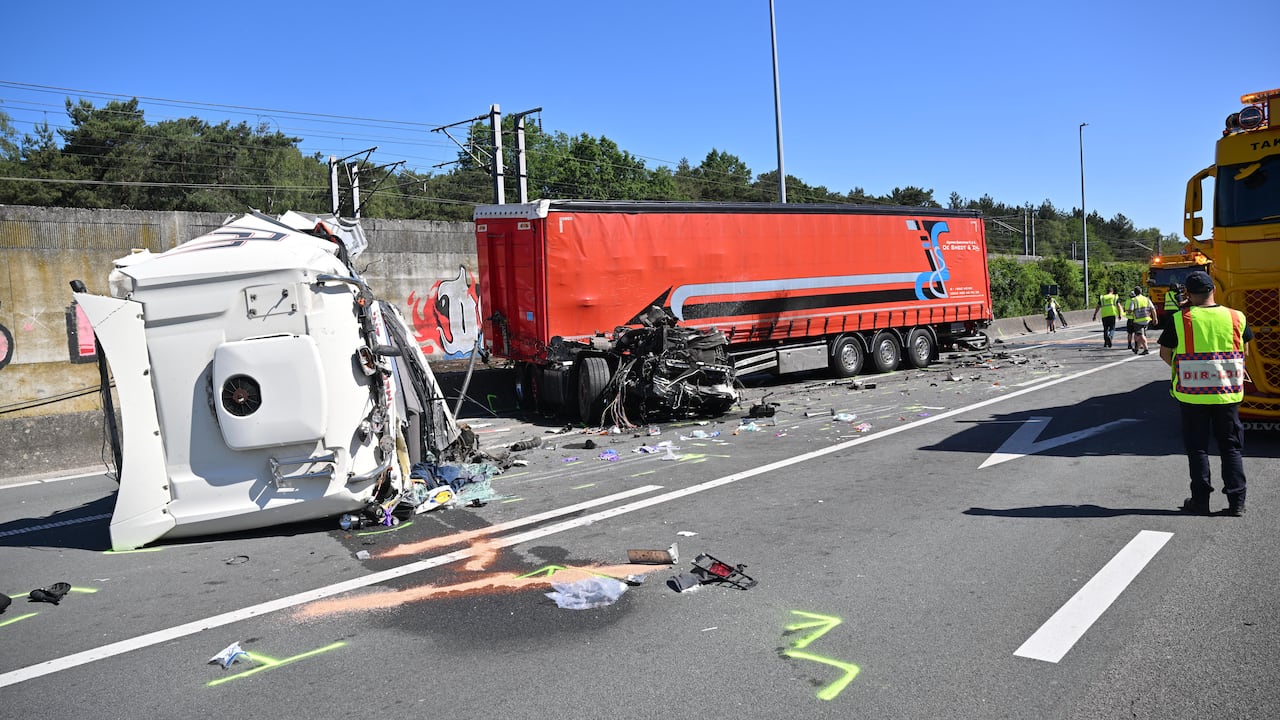 Esta fotografía muestra un camión dañado y su remolque en el lugar de un accidente en el que se vieron involucrados siete vehículos en una autopista en Brecht, cerca de Amberes.