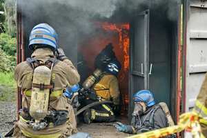 Bomberos de Paraguay realizan pruebas de extinción de incendios en recintos cerrados como prueba para certificarse como instructores en la Academia Nacional de Bomberos de Colombia.