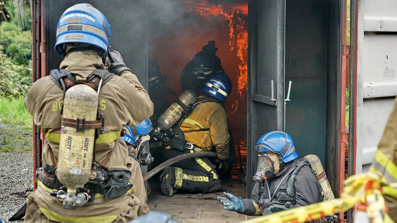 Bomberos de Paraguay realizan pruebas de extinción de incendios en recintos cerrados como prueba para certificarse como instructores en la Academia Nacional de Bomberos de Colombia.