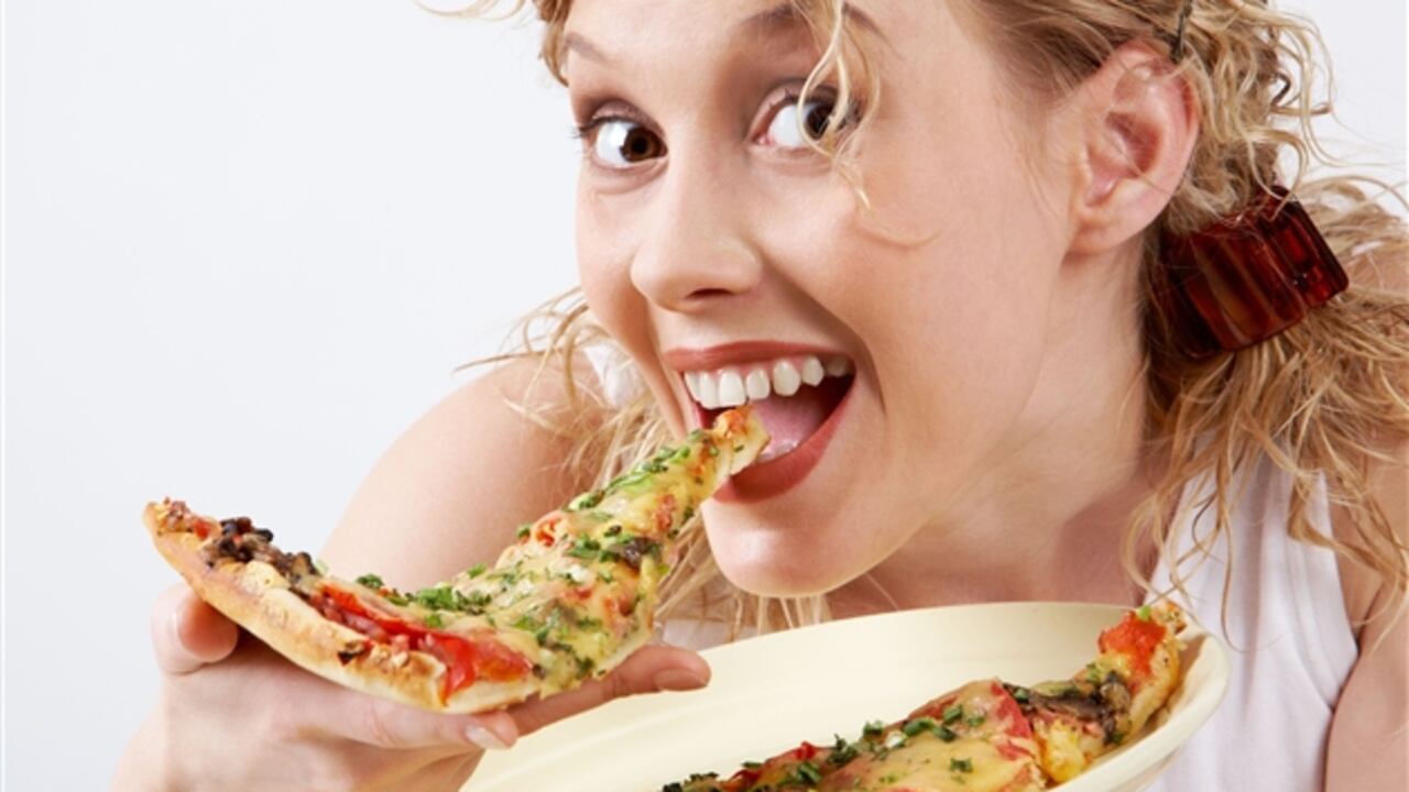 Alimentos como la pizza tienen calorías ocultas. Lo ideal es reducir el consumo de este tipo de alimentos. Foto: Pantherstock