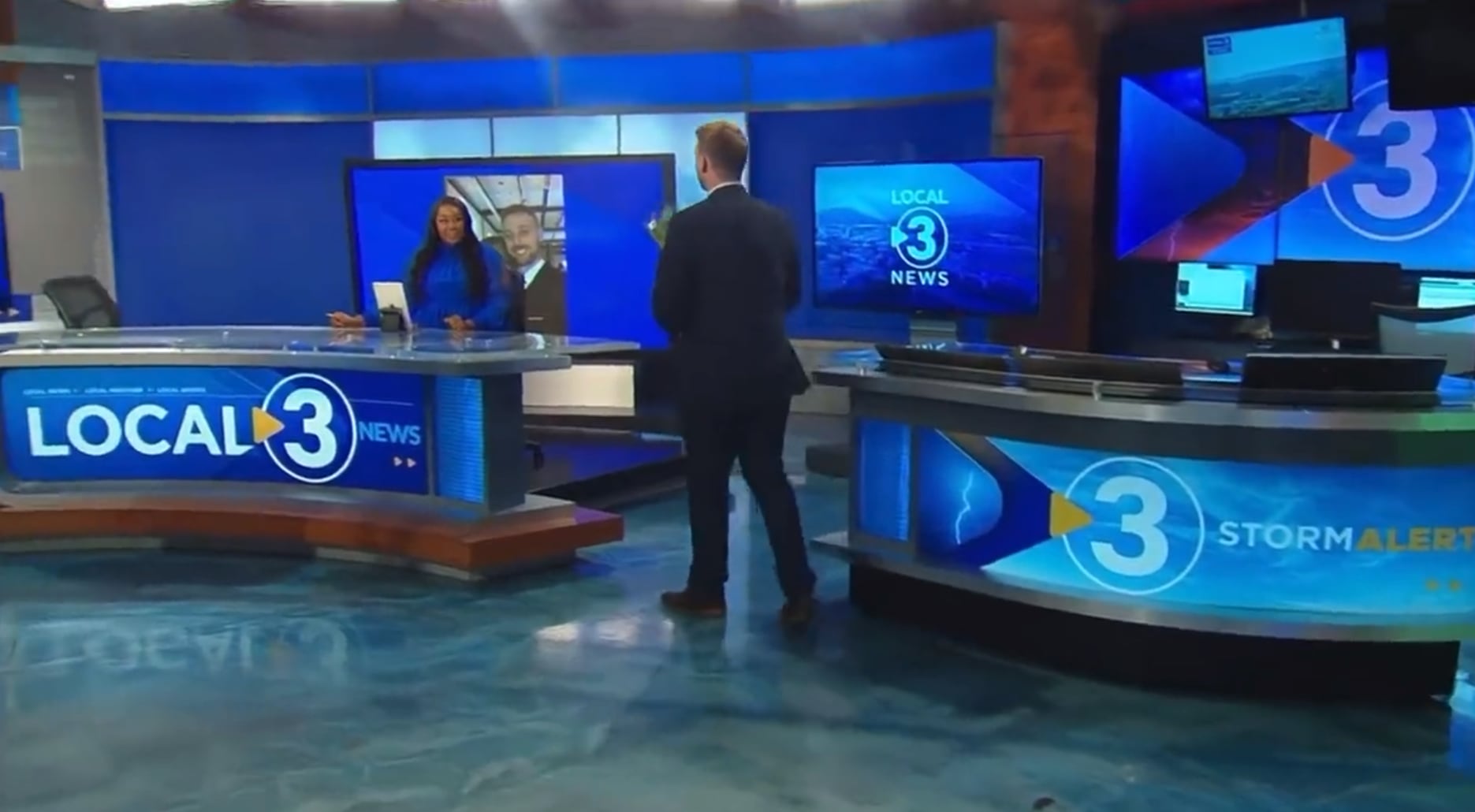 El hombre ingresó al estudio con un ramo de flores.