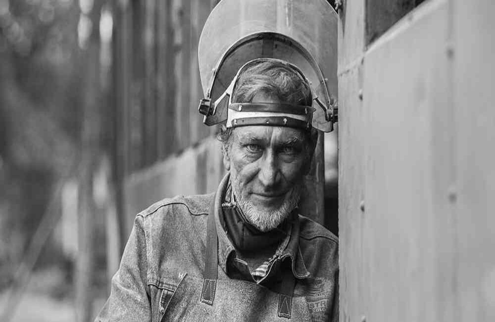 Heiger Arias ha dedicado toda su vida a reparar cosas. Actualmente es latonero y soldador en la Estación del Tren de la Sabana en Bogotá. Foto: Nathalia Angarita