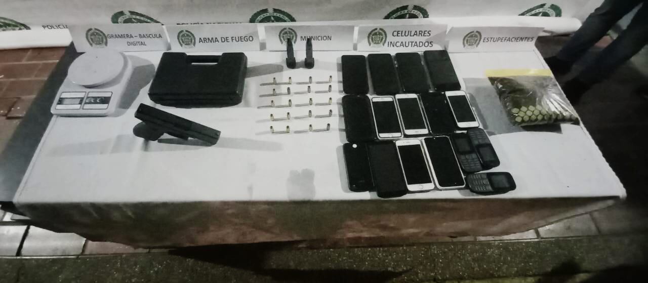 Un arma traumática y varios celulares, entre los elementos incautados a los secuestradores.