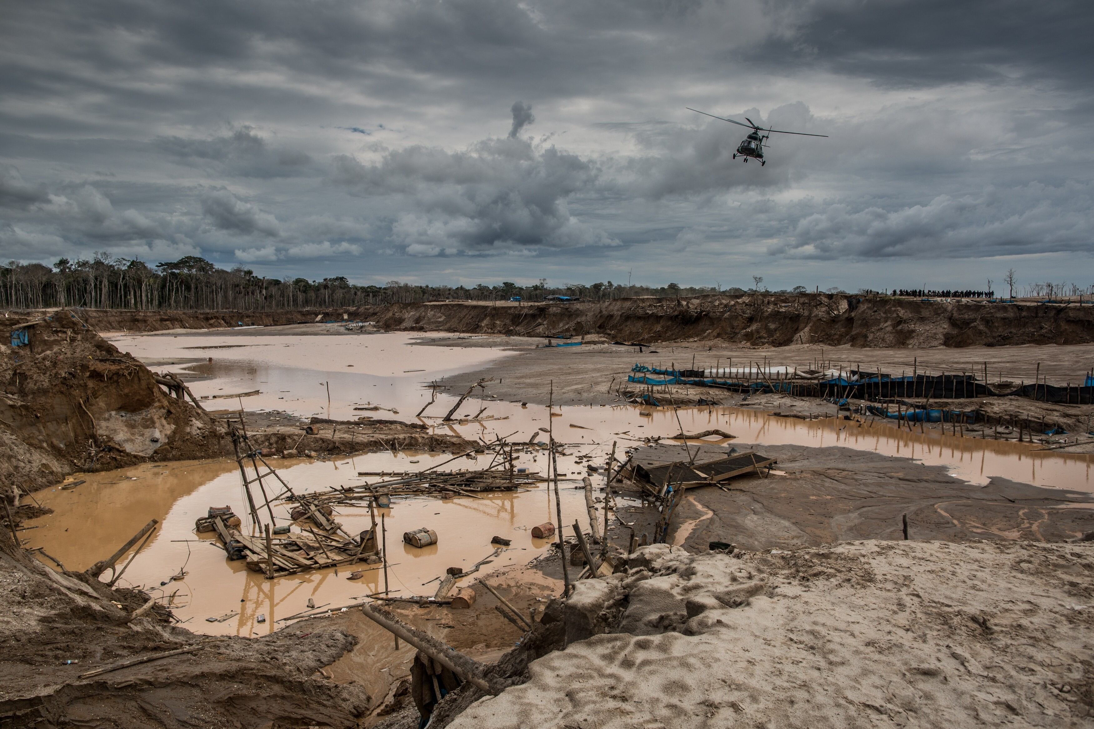 Cientos de policías asisten a una operación en la zona de minería ilegal de oro de La Pampa, en Madre de Dios, selva peruana sur el 13 de julio de 2015. En una operación a mediados de julio, Perú logró eliminar 55 campamentos de minería ilegal de oro en la zona de La Pampa