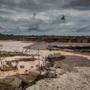 Cientos de policías asisten a una operación en la zona de minería ilegal de oro de La Pampa, en Madre de Dios, selva peruana sur el 13 de julio de 2015. En una operación a mediados de julio, Perú logró eliminar 55 campamentos de minería ilegal de oro en la zona de La Pampa