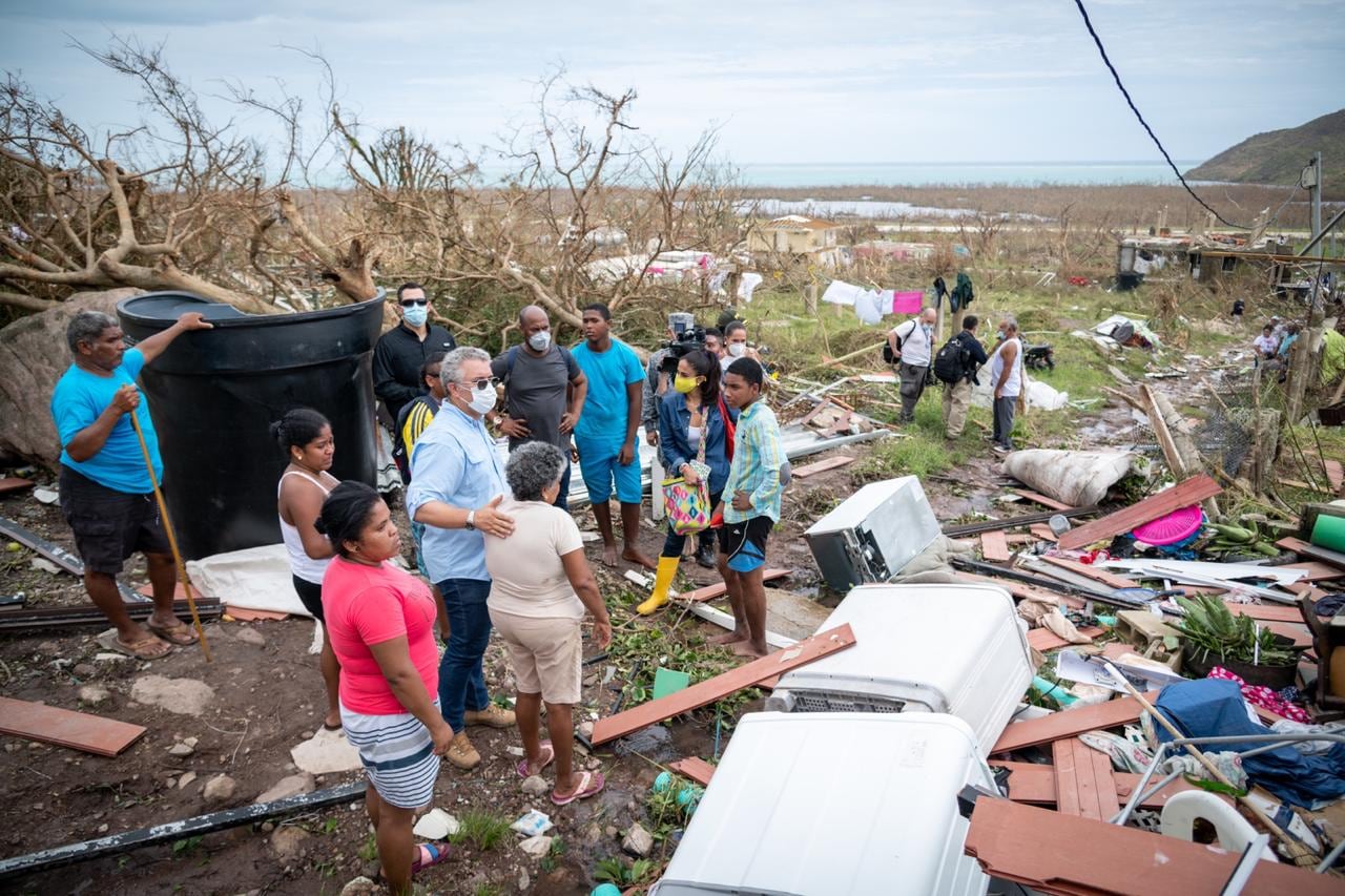 El presidente, Iván Duque, en su recorrido por la isla de Providencia.