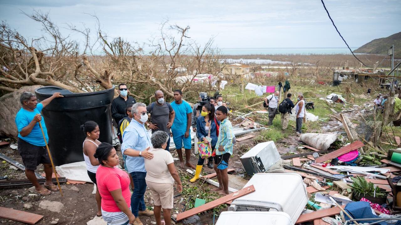 El presidente, Iván Duque, en su recorrido por la isla de Providencia.
