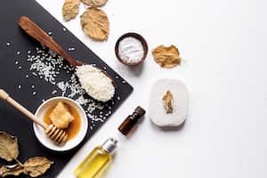 El arroz tiene un alto contenido de vitamina C y omega 6, estos dos activos ayudan a frenar el envejecimiento y favorecen la producción de elastina en la cutis de la piel.