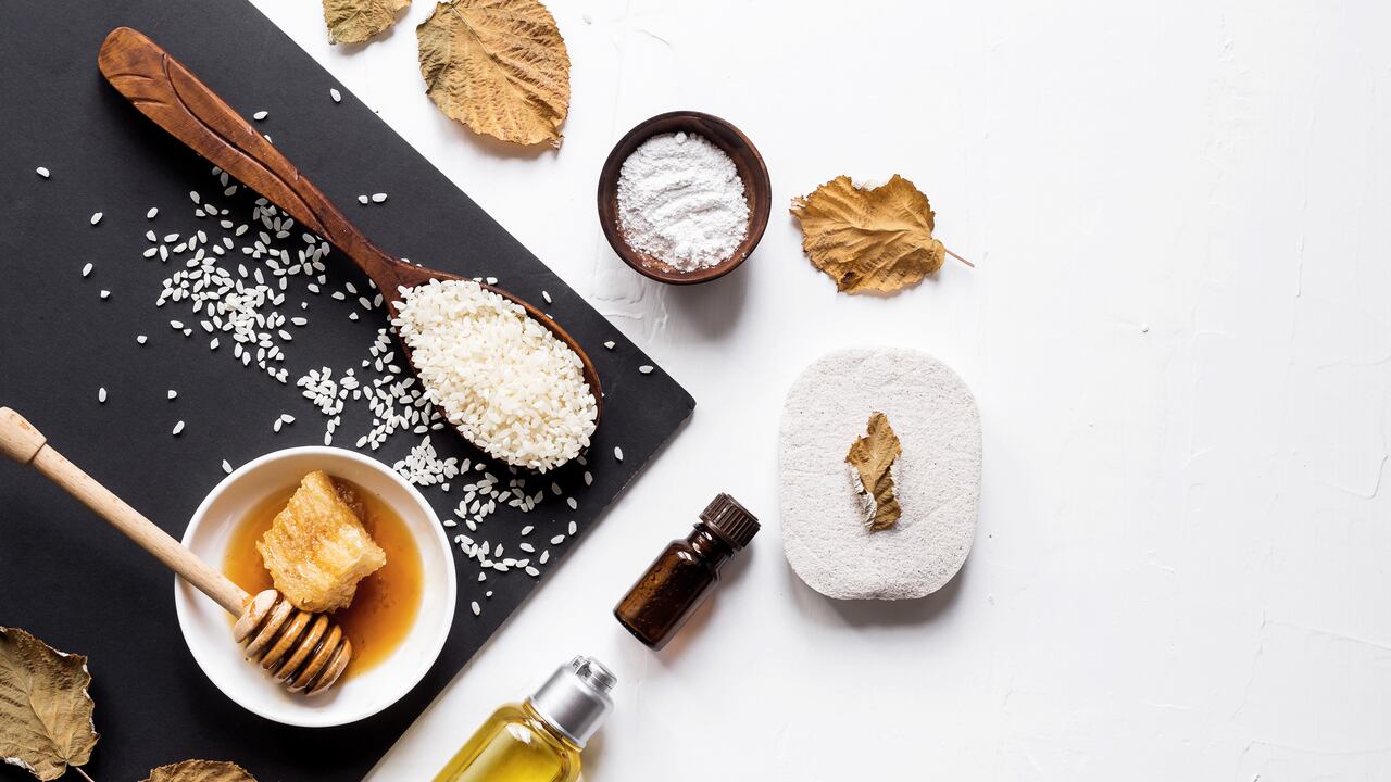 El arroz tiene un alto contenido de vitamina C y omega 6, estos dos activos ayudan a frenar el envejecimiento y favorecen la producción de elastina en la cutis de la piel.