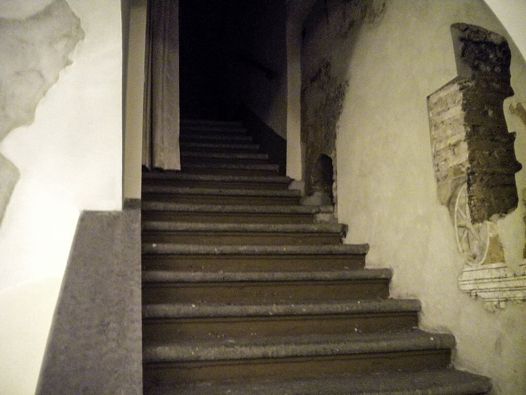 Una foto de archivo fechada el 9 de marzo de 2013 muestra la habitación oculta en la parte trasera de la 'Capilla Sixtina' donde se guarda desde hace siglos el famoso sofá rojo, el 'sofá de las lágrimas', y donde la tradición quiere que el nuevo Papa se siente y llore por la gran responsabilidad en la Ciudad del Vaticano, Vaticano. (Foto de Niccolo Celesti/Anadolu vía Getty Images)