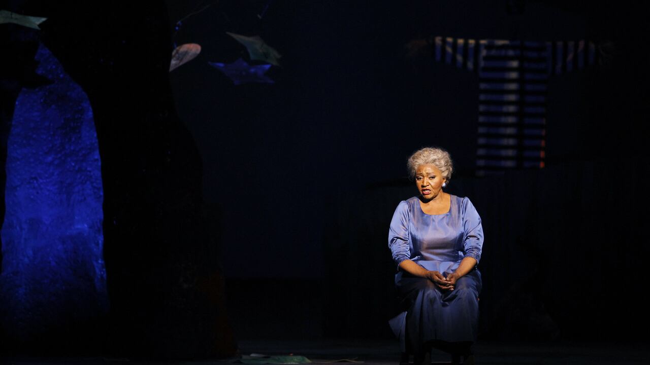 El 29 de marzo de 2010 US mezzo-soprano Grace Bumbry performs the role of the mother during "Treemonisha", the opera from African-American ragtime composer Scott Joplin, directed by Spanish dancer and choreographer Blanca Li, on March 29, 2010 at the Chatelet theatre in Paris. The American Grace Bumbry, the first black singer to perform at the 1961 Bayreuth Festival, died on May 7, 2023 in Vienna at the age of 86, her son announced on May 8, 2023. (Photo by Jo�l SAGET / AFP)