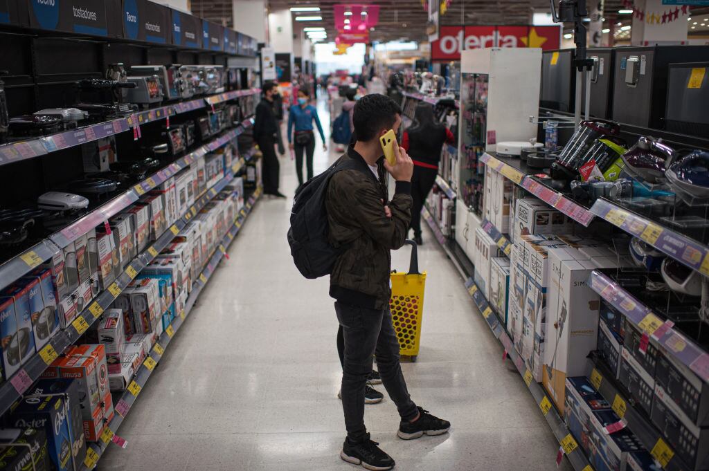 Una persona dentro de un local comercial, en Bogotá (Foto de: Sebastian Barros/Long Visual Press/Universal Images Group vía Getty Images)
