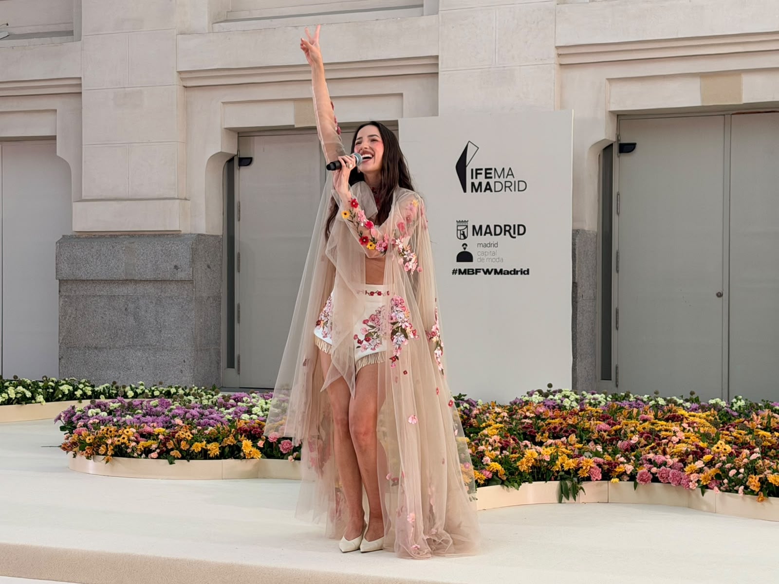La artista Aria Vega canto en vivo en la pasarela de Agua by Agua Bendita en la galería de cristal en el Palacio de Cristal en la Mercedes Benz Fashion Week Madrid.