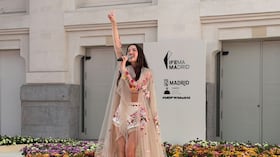 La artista Aria Vega canto en vivo en la pasarela de Agua by Agua Bendita en la galería de cristal en el Palacio de Cristal en la Mercedes Benz Fashion Week Madrid.