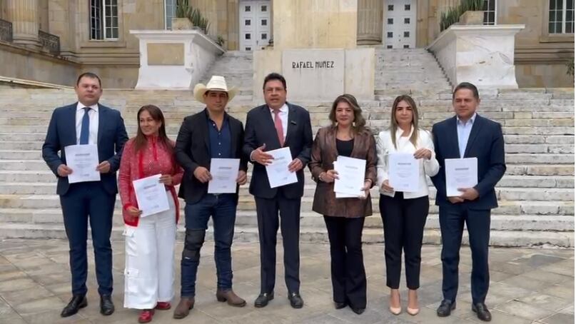 Senadores presentaron ponencia reforma salud.
