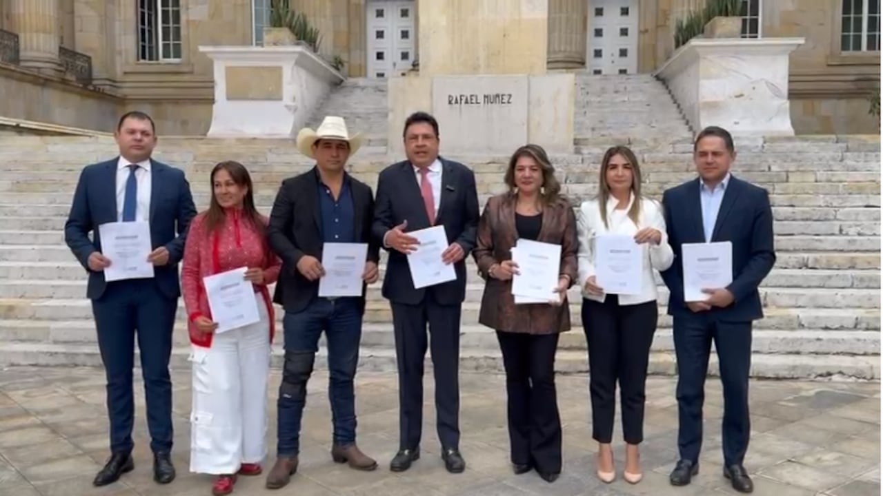 Senadores presentaron ponencia reforma salud.