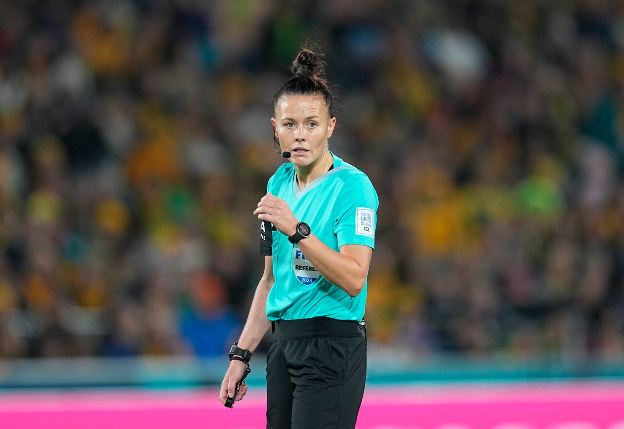 Rebecca Welch, de Inglaterra, observa durante el partido de octavos de final de la Copa Mundial Femenina de la FIFA Australia y Nueva Zelanda 2023 entre Australia y Dinamarca en el Stadium Australia el 7 de agosto de 2023 en Sídney, Australia.