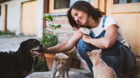 Mujer cuidado a sus mascotas