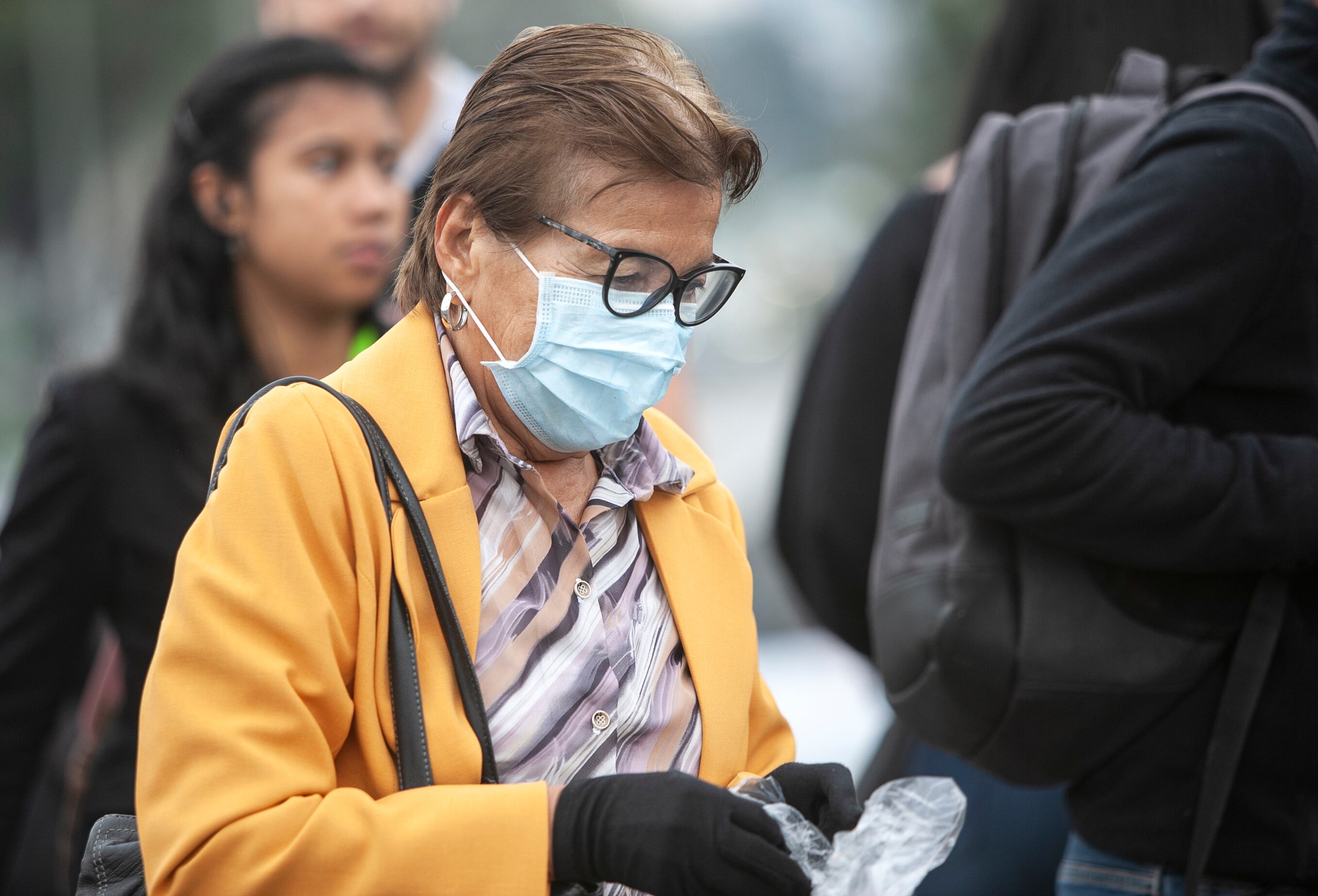 Fotografias gente con tapa bocas / Coronavirus /Adulto mayor
Calle 76 / estacion de transmilenio Heores / Calle 72
16 de Marzo del 2020
