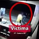 Las cámaras de seguridad del establecimiento comercial grabaron el terrible acto.