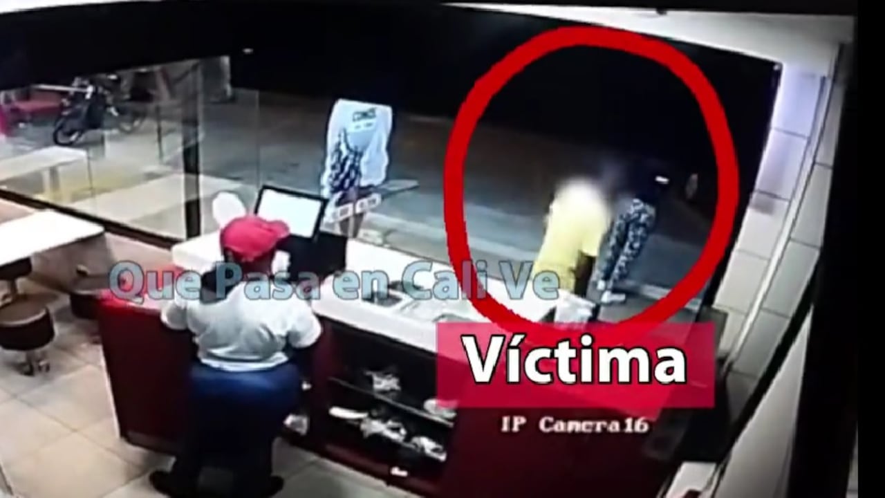 Las cámaras de seguridad del establecimiento comercial grabaron el terrible acto.