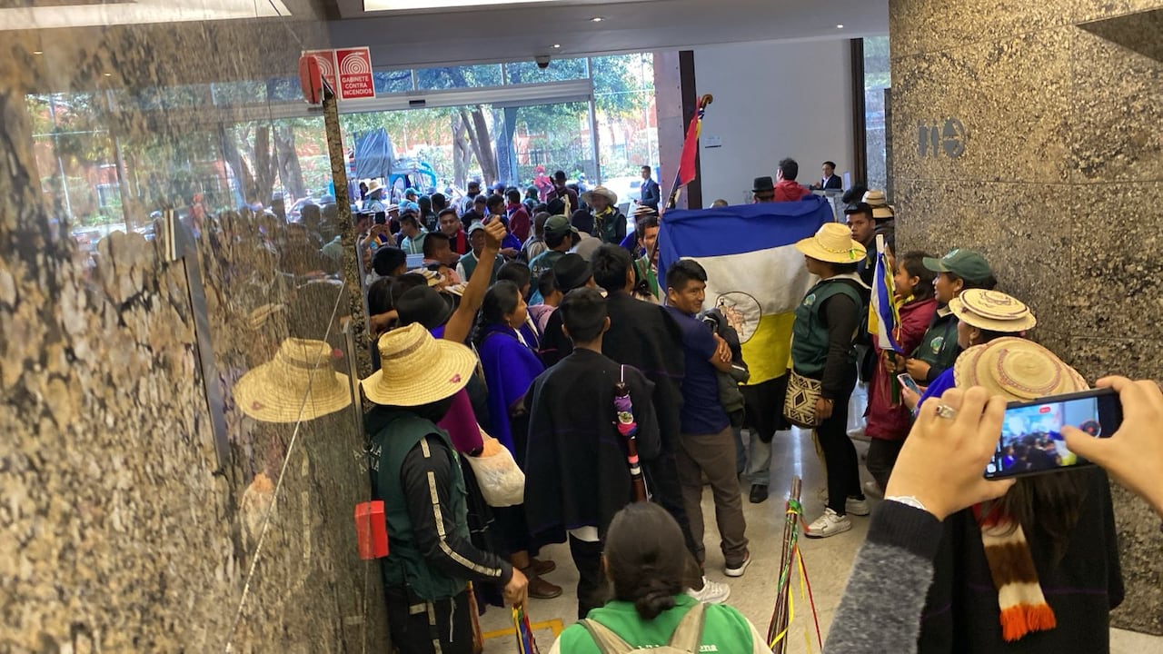 Minga indígena irrumpe a la fuerza en las instalaciones de SEMANA.
