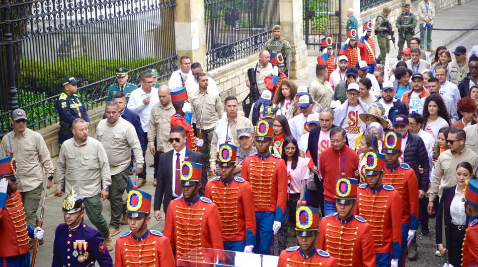 Presidente Gustavo Petro camino a la Plaza de Bolívar.