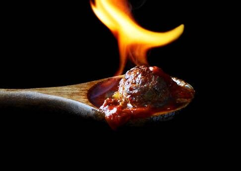 Quemar sal gruesa en una cuchara metálica justo después de la medianoche.