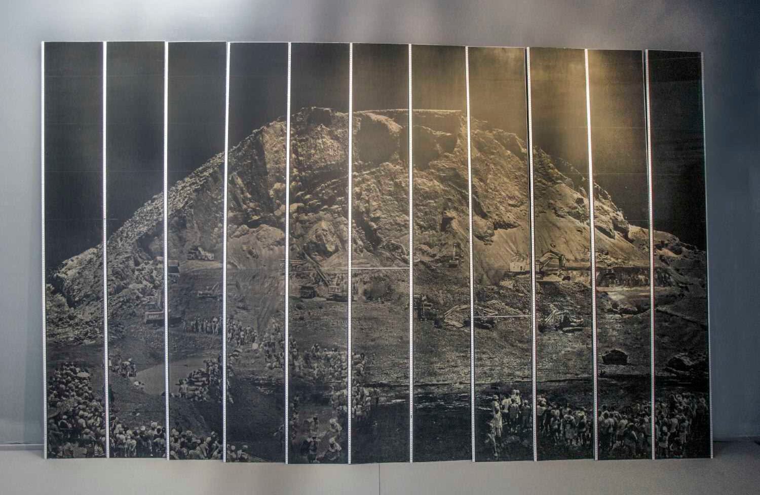  ‘Anunciación’ de Eduard Moreno/ “Es un artista bogotano que técnicamente trabaja sobre la transferencia de la imagen y su degradación misma y esto se contrasta muy bien conceptualmente con esta idea de la destrucción de la tierra”, dice Rueda. 