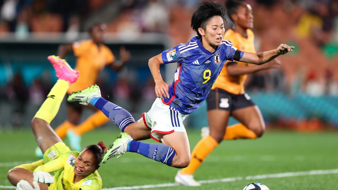 La japonesa Riko Ueki (derecha) recibe una falta de la portera de Zambia, Catherine Musonda, durante el partido del Grupo C del Mundial de Nueva Zelanda y Australia que enfrentó a ambas selecciones, en Hamilton, Nueva Zelanda, el 22 de julio de 2023. (AP Foto/Juan Mendez)