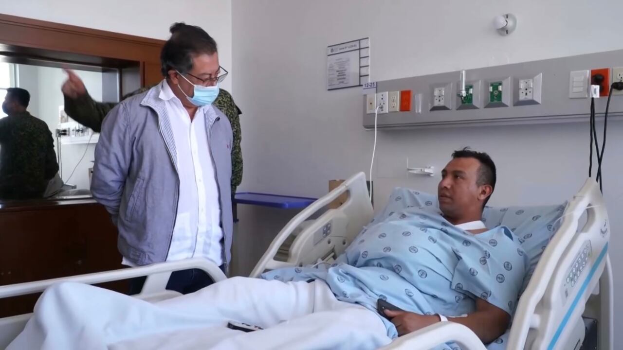 Gustavo Petro visitó a los soldados heridos.