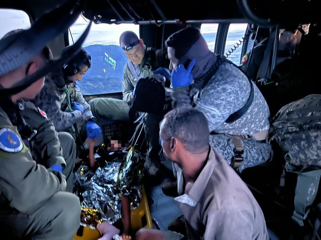 Autoridades monitorearon a la niña durante el vuelo.