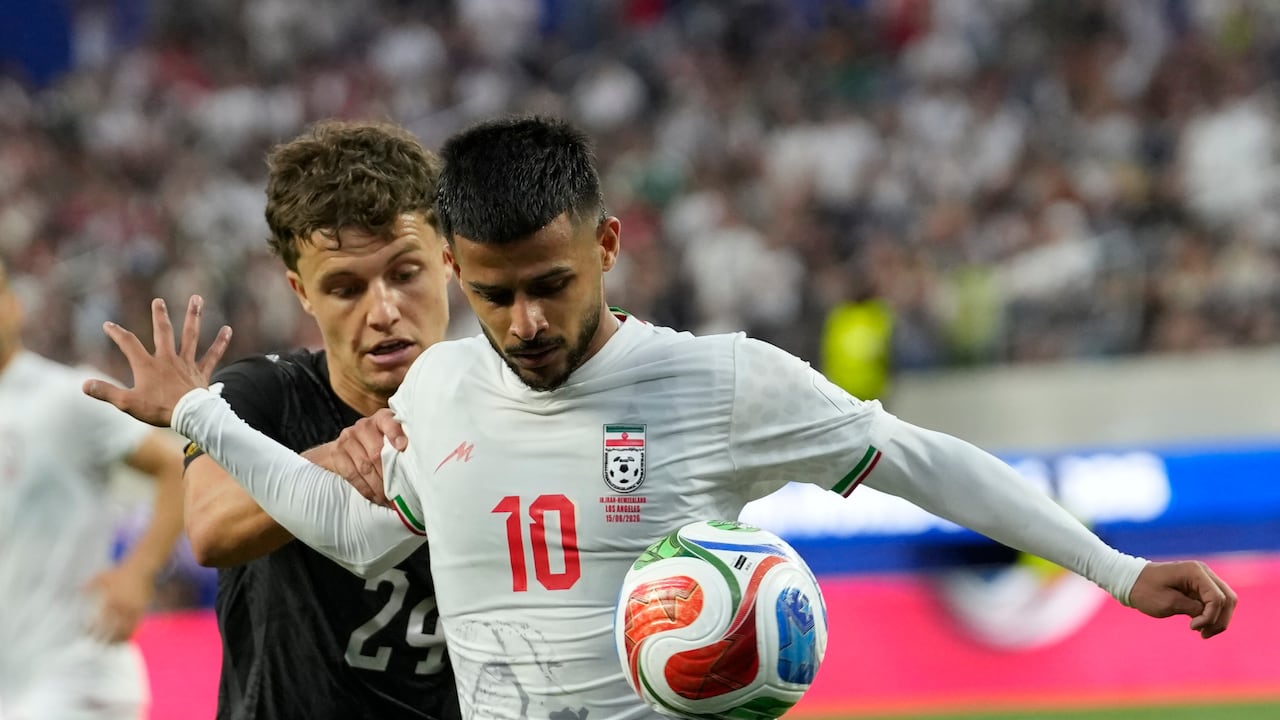 Mehdi Ghayedi (10) y Callan Elliot (24) disputan una pelota en el partido por el grupo G del Mundial 2026.