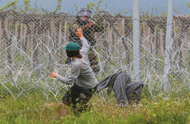 Más de 13.000 refugiados se hacinan en la frontera, amenazados por los soldados macedonios que deben impedir su paso. 